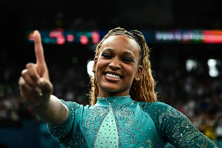 Rebeca Andrade celebra a medalha de ouro conquistada no solo feminino nas Olimpíadas