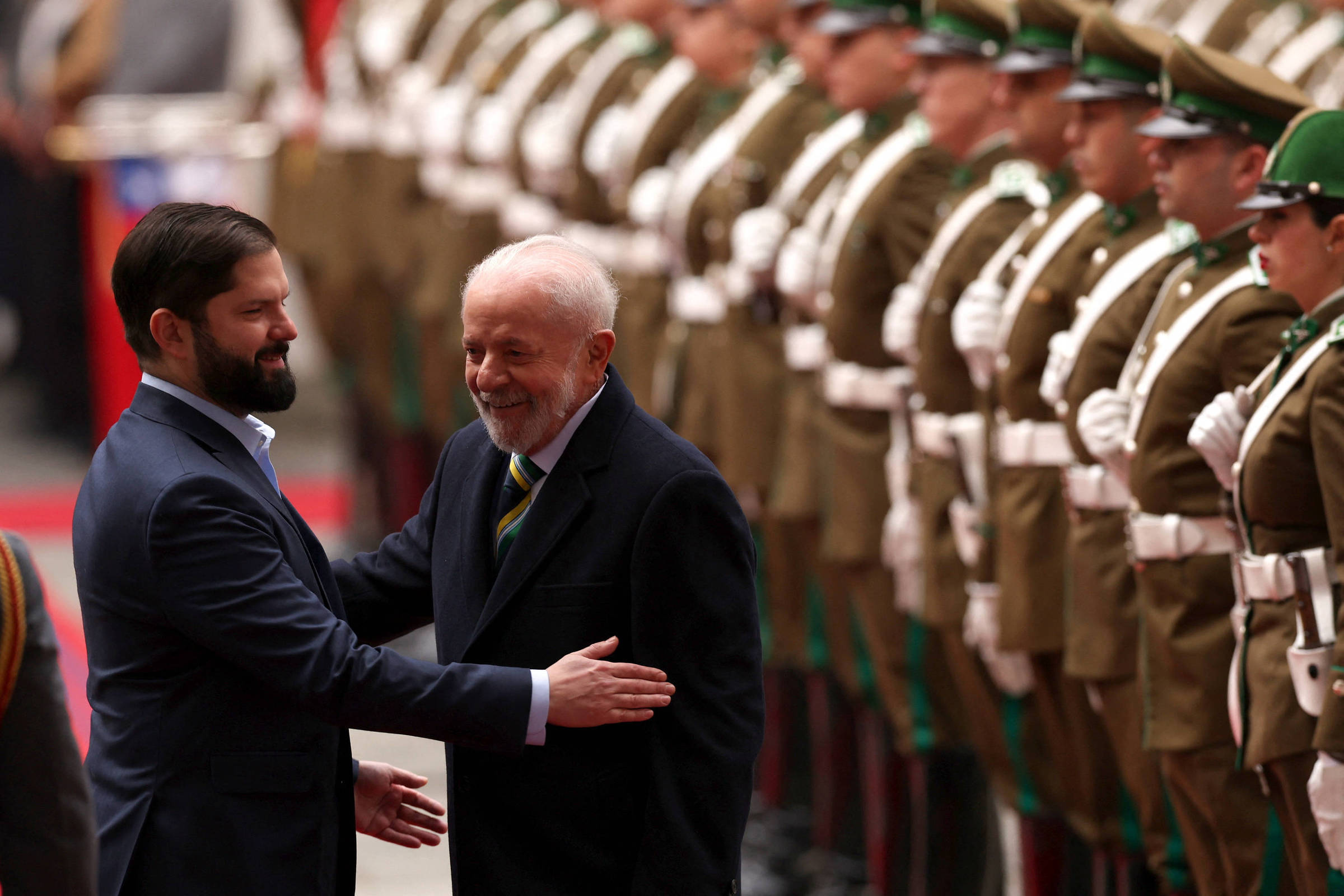 Lula é recebido com vaias a aplausos em Santiago