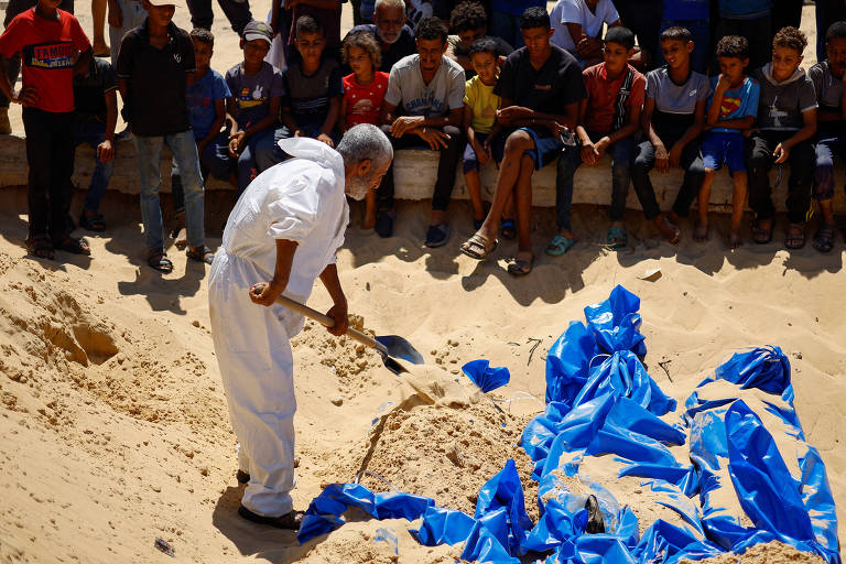 Homem de branco enterra três corpos embrulhados em um saco azul