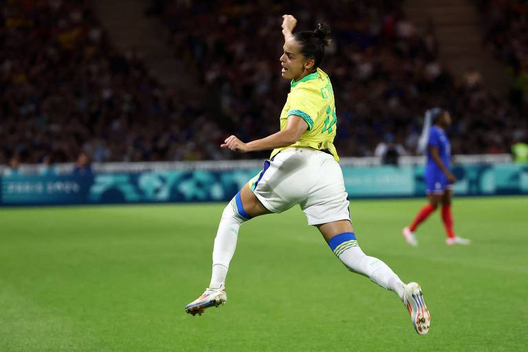 Pulando e vibrando, Gabi Portilho comemora seu gol no 1 a 0 do Brasil sobre a França nas quartas de final das Olimpíadas de Paris