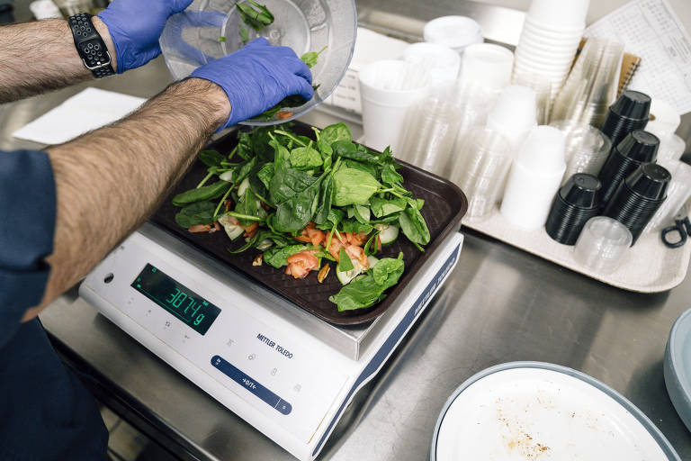 Os cozinheiros pesam meticulosamente cada pedaço de comida deixado após as refeições