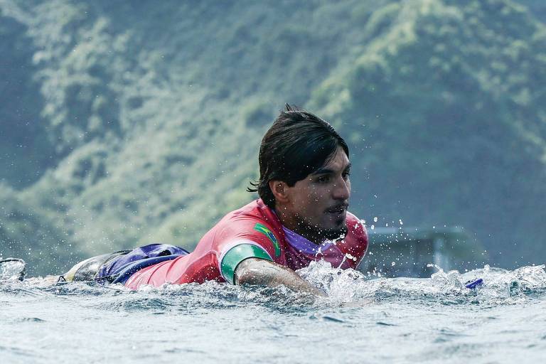 O brasileiro Gabriel Medina durante a semifinal do surfe olímpico no mar do Taiti (Polinésia Francesa)