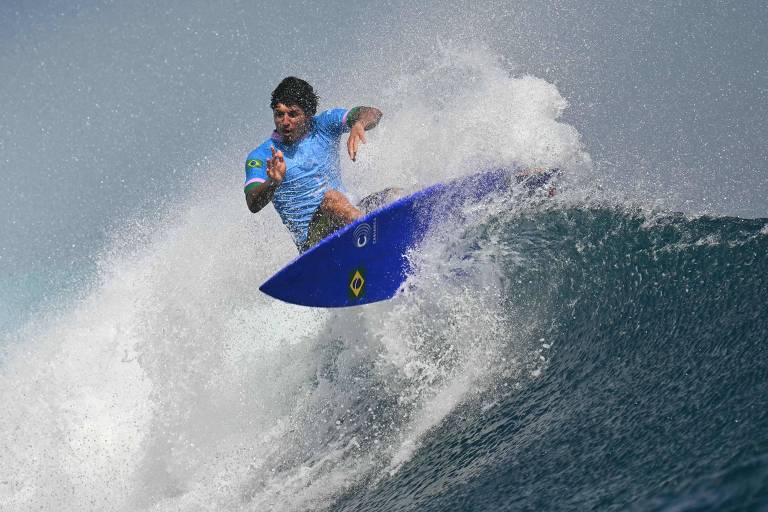O brasileiro Gabriel Medina surfa em onda no Taiti, onde venceu disputa contra o peruano Alonso Correa e ganhou a medalha de bronze nas Olimpíadas