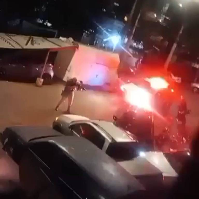 Imagem obtida da reprodução de um vídeo que circula nas redes socias mostra momento em que PM atira contra carro na favela Real Parque, na zona oeste de SP