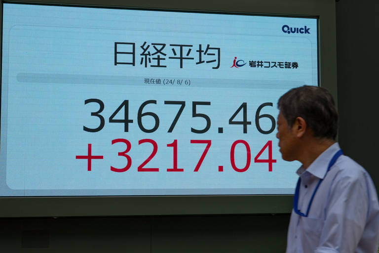 Pedestre observa painel que mostra variação da Bolsa de Tóquio nesta terça-feira (6)