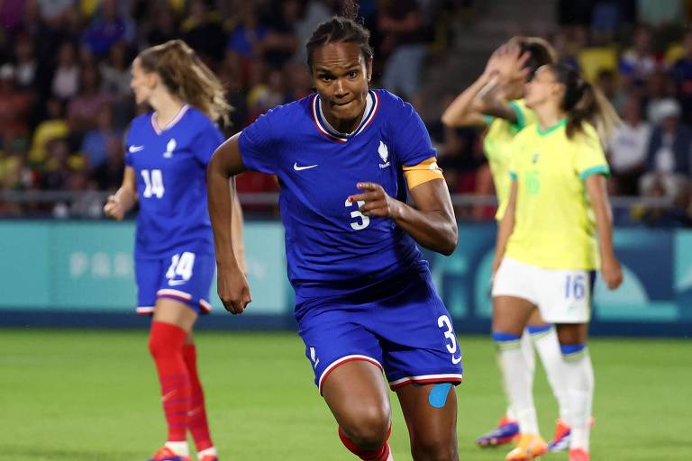 Jogadora francesa Wendie Penard corre com a bola durante partida contra o Brasil nas Olimpíadas de Paris-2024