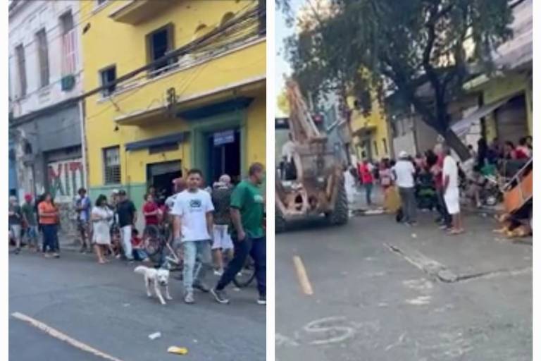 A imagem mostra duas cenas de uma rua movimentada. À esquerda, há uma fila de pessoas, incluindo um homem com uma camiseta branca e um cachorro, caminhando em direção a um local. O fundo apresenta um prédio amarelo e algumas pessoas em bicicletas. À direita, um grupo de pessoas observa uma máquina de construção que está realizando obras na rua, enquanto outras pessoas estão em pé ao redor