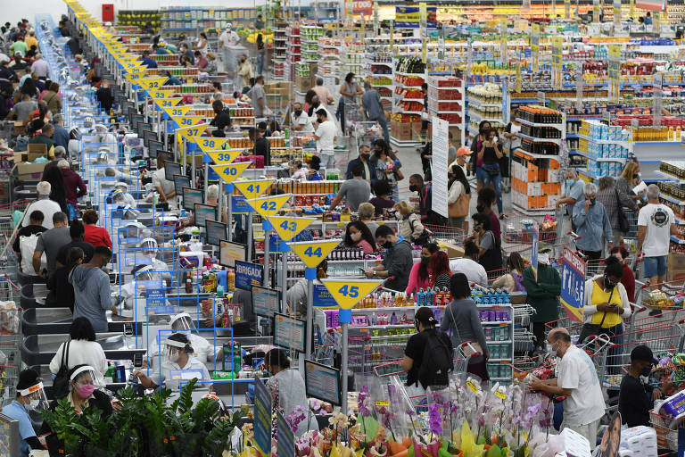 Movimento de consumidores em supermercado no Rio de Janeiro.