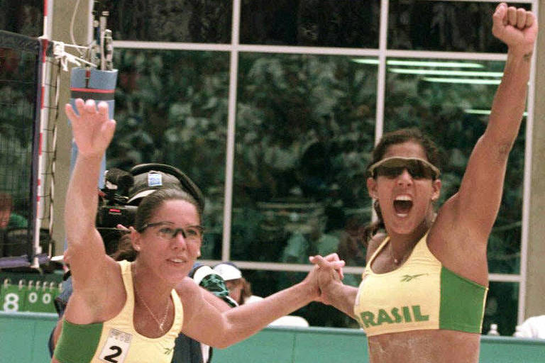 Sandra e Jacqueline, do vôlei de praia, as primeiras mulheres medalhistas de ouro do Brasil, comemoram nas Olimpíadas de Atlanta-1996