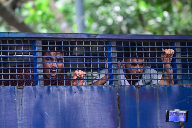 Veja momentos de tensão durante os protestos em Bangladesh