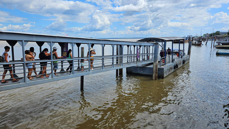 Passagem de pedestres para tomar barcos rumo à ilha do Combu, no entorno de Belém