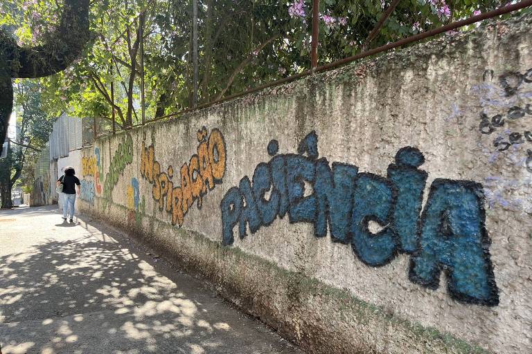 Muro com grafite e dizeres Inspiração e paciência