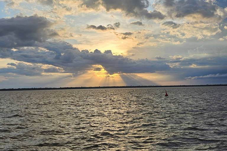 Pôr do sol da Estação das Docas, em Belém (PA), com a baía de Guajará ao fundo