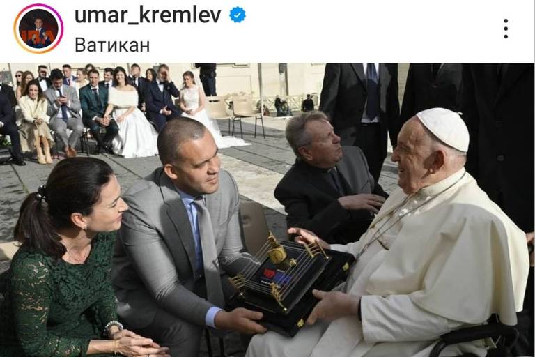 O presidente da Iba (Associação Internacional de Boxe), Umar Kremlev, com o papa Francisco no Vaticano em novembro de 2023