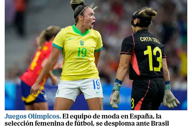 A imagem mostra uma jogadora da seleção feminina de futebol do Brasil, vestindo uma camisa amarela com o número 19, expressando emoção durante um jogo. Ao fundo, uma goleira com uma jogadora da seleção espanhola, que usa uma camisa preta com o número 13. O texto na parte inferior menciona os Jogos Olímpicos e a seleção feminina de futebol da Espanha.