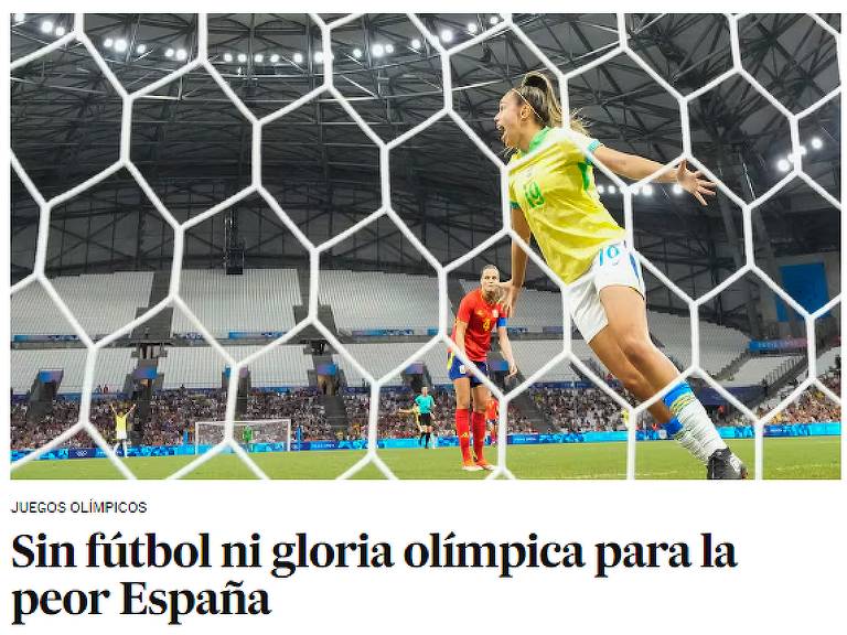 A imagem mostra uma jogadora de futebol em ação, vestindo um uniforme amarelo, enquanto uma jogadora da equipe adversária, vestindo um uniforme vermelho, está em segundo plano. A cena ocorre dentro de um estádio, com uma rede de gol visível em primeiro plano. O texto na parte inferior diz: 'Sin fútbol ni gloria olímpica para la peor España'.