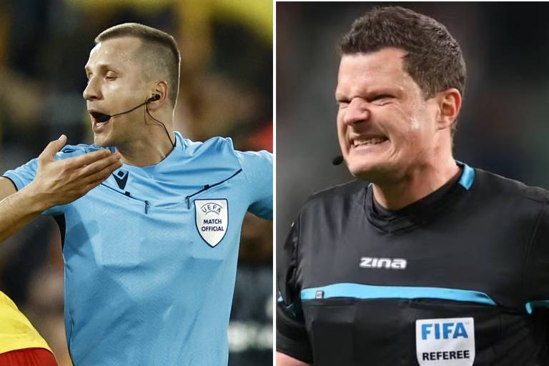 A imagem mostra dois árbitros de futebol em ação. À esquerda, um árbitro vestido com uma camisa azul clara, gesticulando com a mão e usando um microfone. À direita, um árbitro com uma camisa preta, fazendo uma expressão facial intensa, também usando um microfone. 