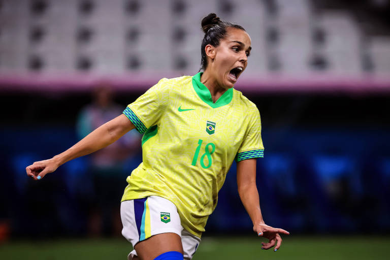 Na foto a jogadora Gabi Portilho comemora correndo e com os braços abertos a classificação para a final do futebol feminino