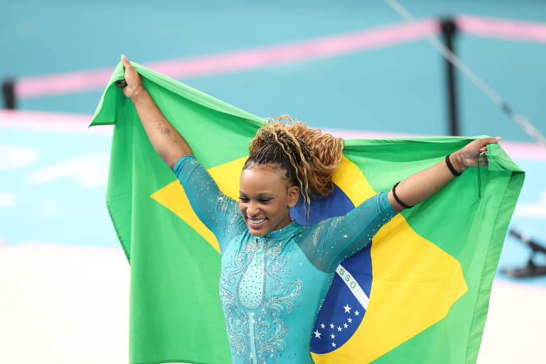 Rebeca Andrade celebra com a bandeira do Brasil o ouro na final do solo da ginástica artística nas Olimpíadas de Paris