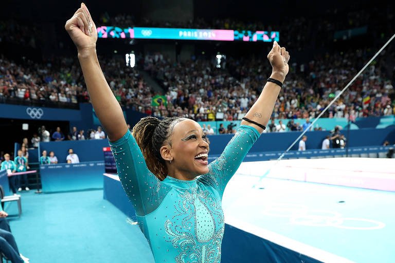 Ginasta brasileira Rebeca Andrade festeja no fim da final de solo da ginástica artística nas Olimpíadas de Paris-2024