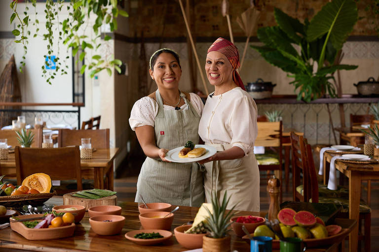 As chefs de cozinha Débora Shornik e Andrea Suárez mostram o prato principal (pirarucu grelhado ao molho huancaína, batata nativa gratinada e farofa de quinoa) do menu criado por elas para os voos internacionais da Latam