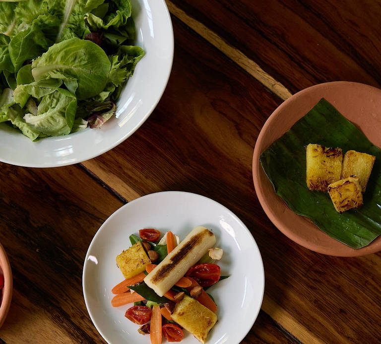 Entrada do menu de bordo assinado por Débora Shornik e Andrea Suárez inclui salada de palmito grelhado, abacaxi, tomate, rabanete e macadâmias