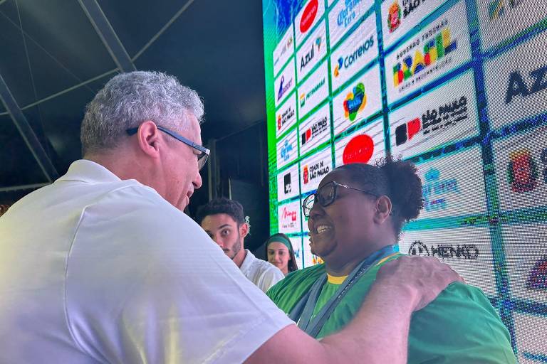 Olimpíadas de Paris: Presidente do Pinheiros, Carlos Brazolin, celebra com atletas do clube