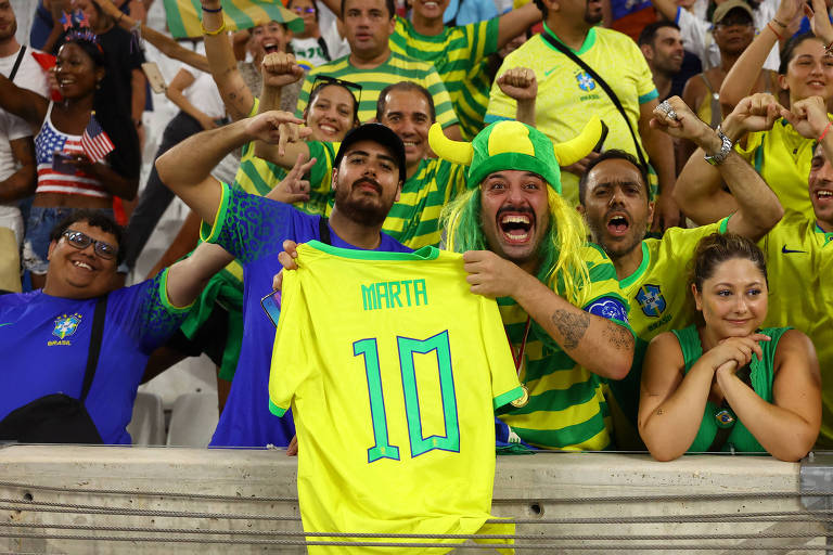 Torcida do Brasil exibe camisa 10 de Marta, na cor amarela, durante a semifinal olímpica de Paris-2024, contra a Espanha, em Marselha