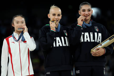 Chinesa imita italianas 'mordendo' medalha no pódio de ginástica artística