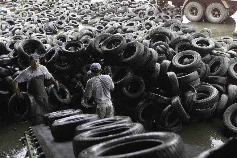 Trabalhadores preparam pneus em usina de reciclagem em Jundiaí, interior de São Paulo