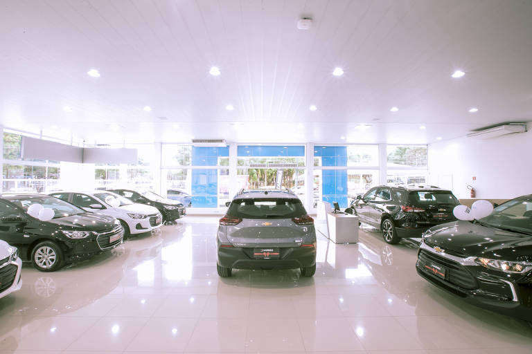 Foto de salão com carros de concessionária da rede Chevrolet na Freguesia do Ó, zona norte de São Paulo