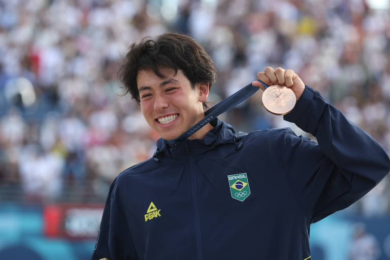 Augusto Akio posa com a medalha de bronze conquistada