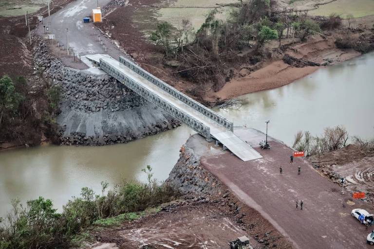 Na foto, uma ponte recém-inaugurada sonre um rio