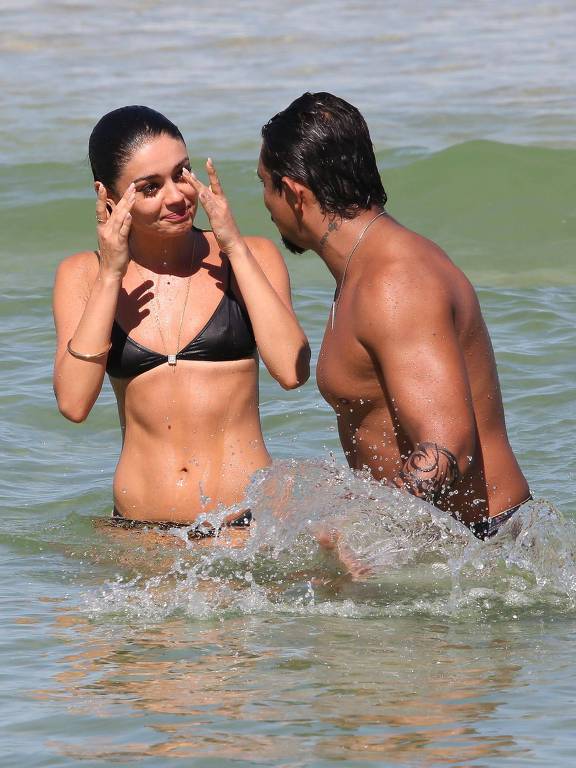 Sophie Charlotte e Xamã curtem praia no Rio de Janeiro