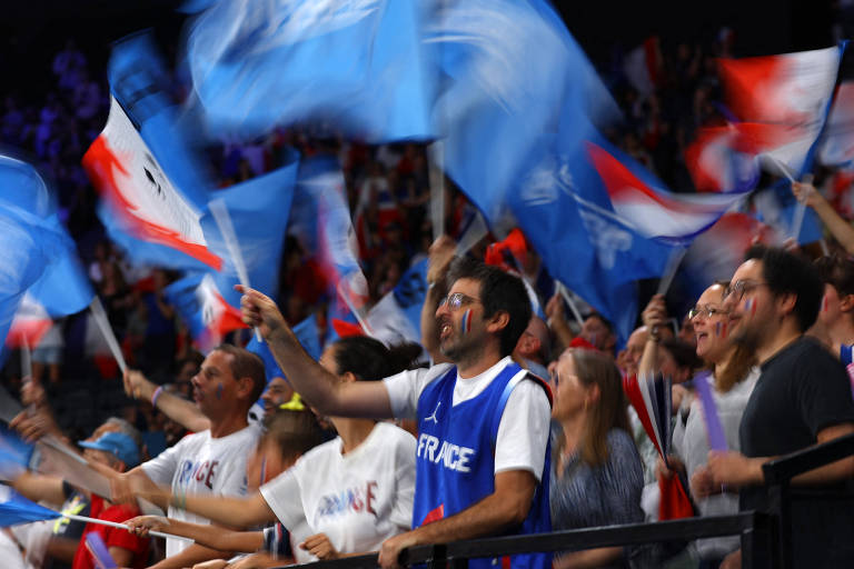 Torcida francesa nas quartas de final do basquete feminino, contra a Alemanha