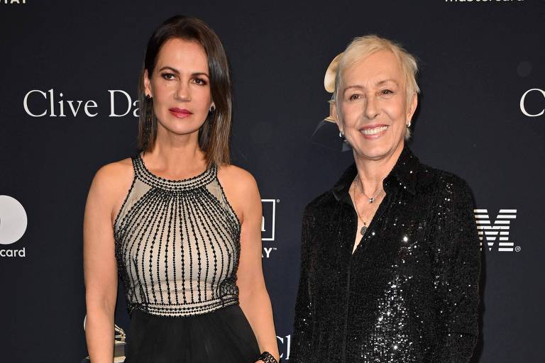 A ex-tenista tcheca naturalizada norte-americana Martina Navratilova com sua esposa, a russa Julia Lemigova, no baile de gala pré-Grammy num hotel em Beverly Hills, California 