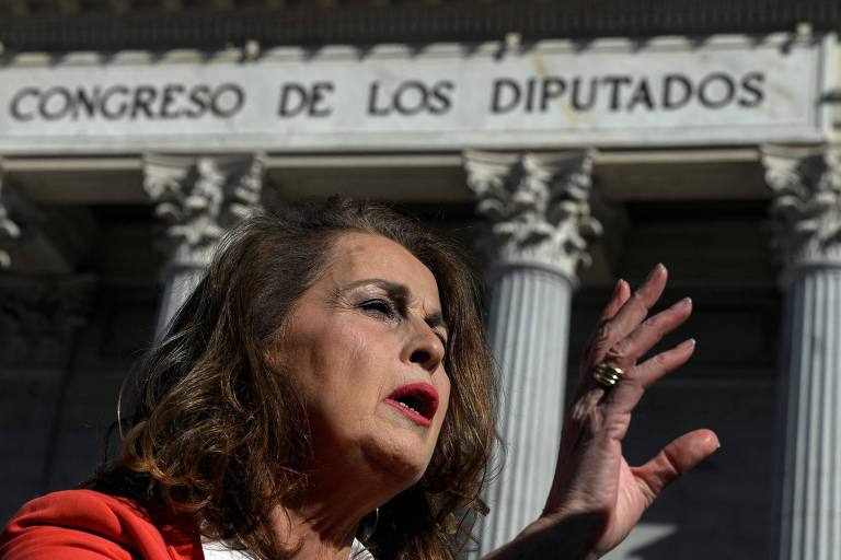 A ex-deputada e hoje senadora trans espanhola Carla Antonelli durante entrevista em frente ao Congresso, em Madri