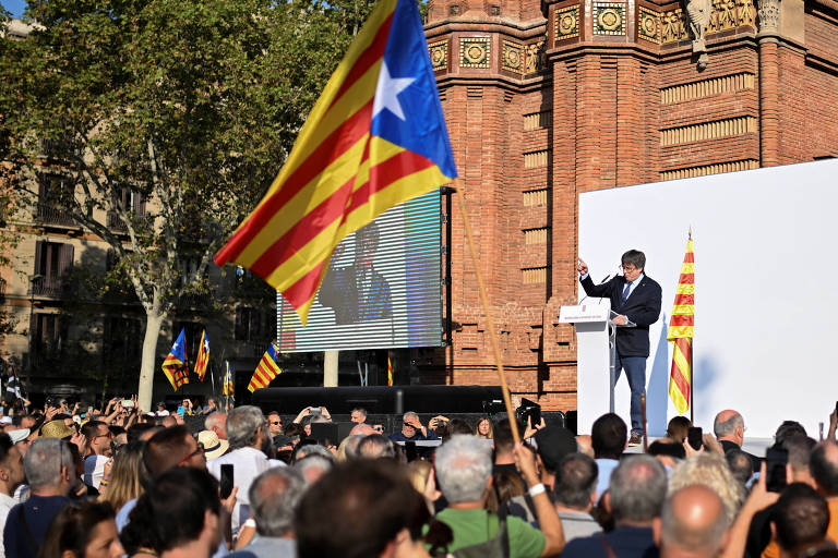 Alvo de mandado de prisão, líder separatista da Catalunha ressurge em ato e desaparece