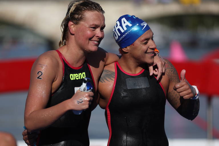 Maratona aquática feminina 10km com as brasileiras Ana Marcela Cunha e Viviane Jungblut, no rio Sena, na altura da ponte Alexandre III