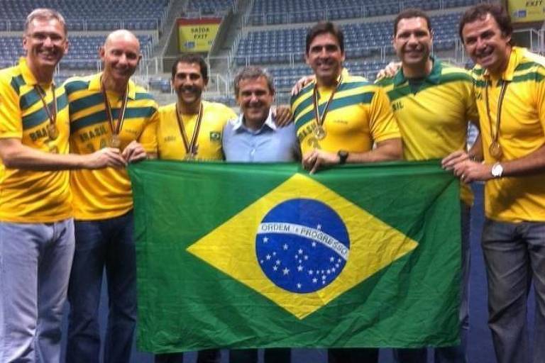 Zé Roberto com jogadores da equipe campeã de 1992
