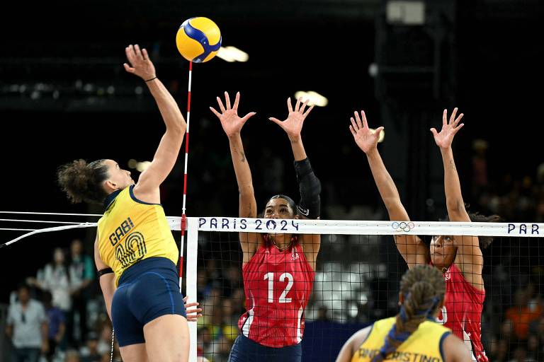 Gabi, capitã do Brasil, tenta superar bloqueio duplo dos Estados Unidos na semifinal do vôlei dos Jogos Olímpicos de em Paris