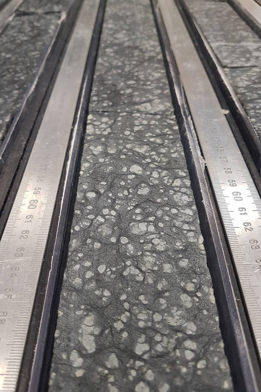 Amostras de rocha do manto da Terra, cada uma com cerca de cinco metros; imagem foi feita em maio de 2023