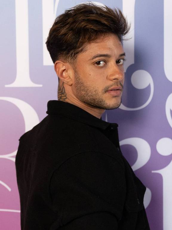 Imagens do cantor Nick Cruz