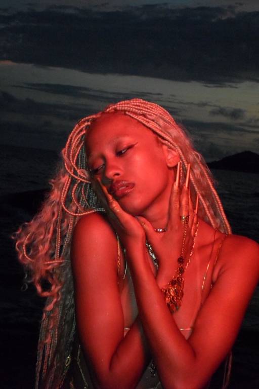 Imagens da cantora Muse Maya