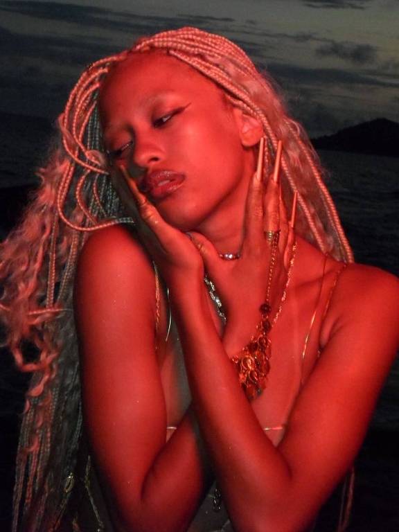 Imagens da cantora Muse Maya