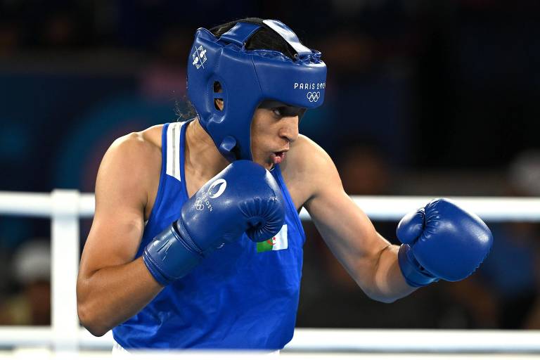 Boxeadora Imane Khelif vestida com uniforme olímpico azul