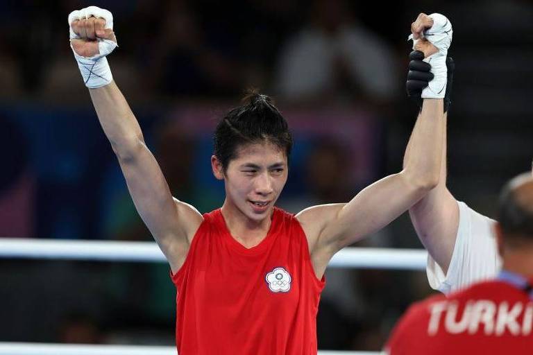 Lin Yu-ting com as mãos para cima depois de vencer uma luta de boxe nos Jogos Olímpicos
