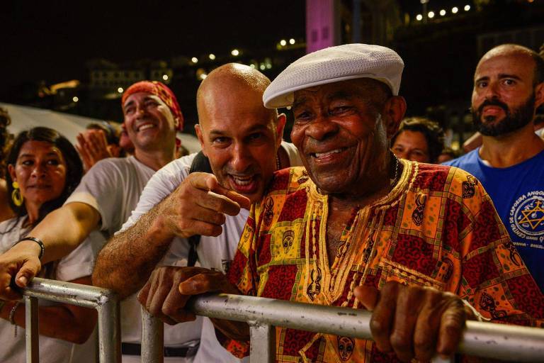 Mestres Sabiá e João Grande durante encontro de capoeira em Salvador