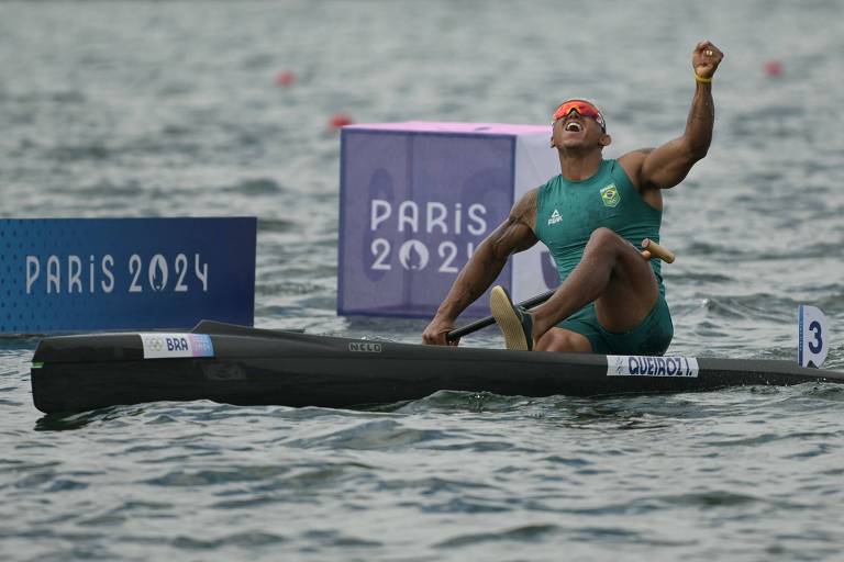 Com o braço esquerdo erguido e dentro de sua canoa, Isaquias Queiroz vibra ao chegar em segundo lugar no C1 1.000 metros da canoagem velocidade e ganhar a prata nas Olimpíadas de Paris