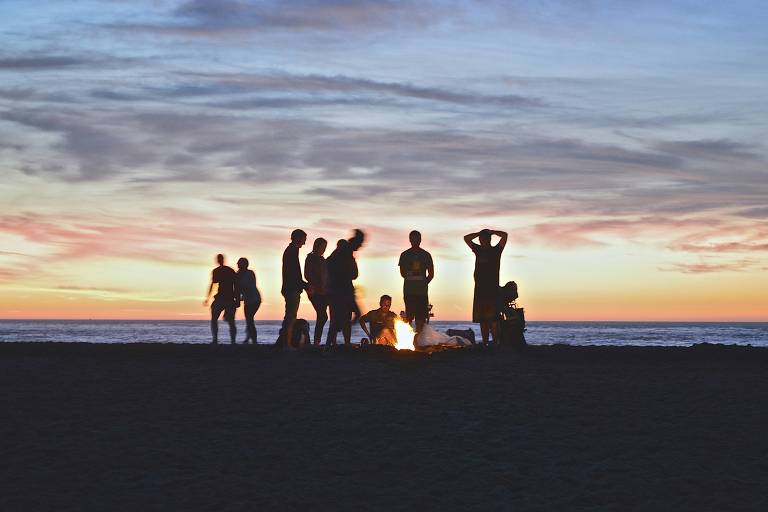 Amigos jovens ao entardecer